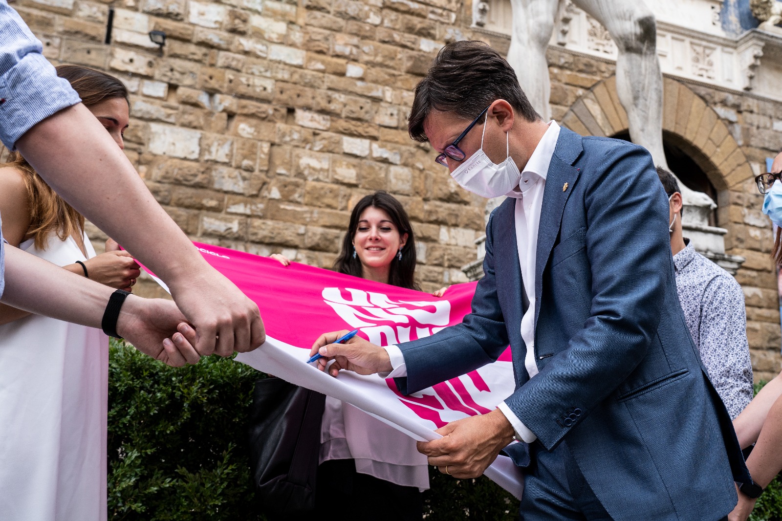 Il sindaco Nardella firma il manifesto per l'abolizione della Tampon Tax Il sindaco Nardella firma il manifesto per l'abolizione della Tampon Tax