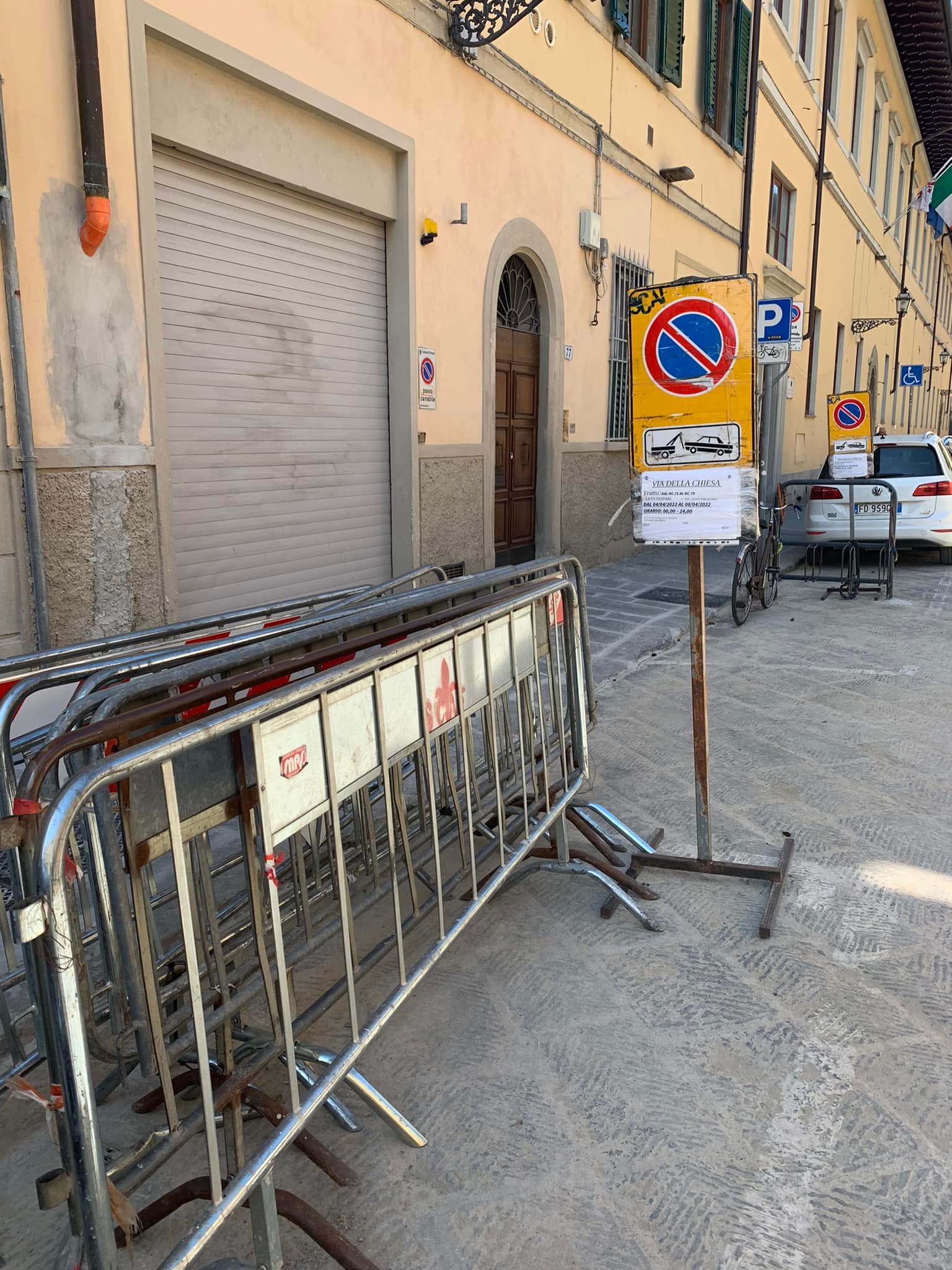 Cartelli e transenne in via della Chiesa Cartelli e transenne in via della Chiesa