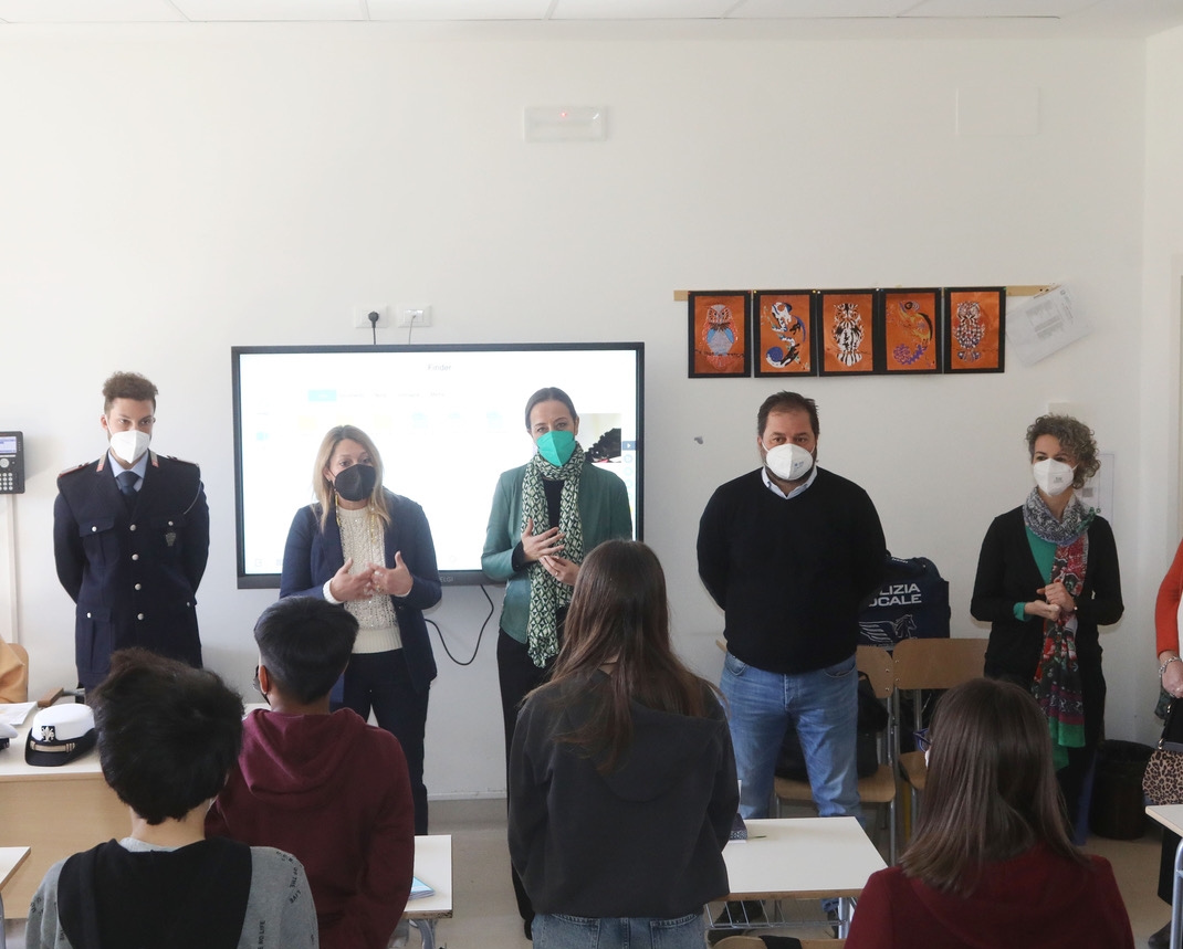 l'inizio del progetto questa mattina alla scuola Dino Compagni. Hanno portato un saluto l'assessora alla sicurezza Benedetta Albanese, l'assessora al Welfare e all'istruzione Sara Funaro e il presidente del Q2 Michele Pierguidi