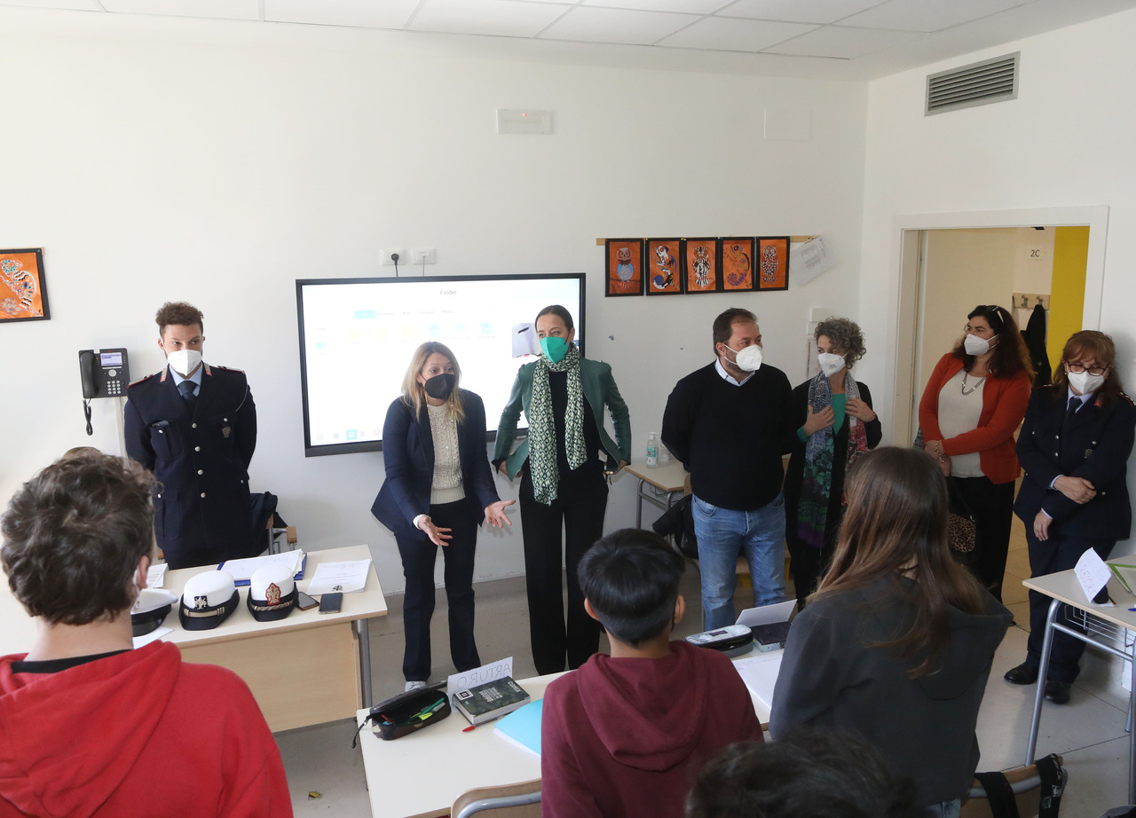 l'inizio del progetto questa mattina alla scuola Dino Compagni. Hanno portato un saluto l'assessora alla sicurezza Benedetta Albanese, l'assessora al Welfare e all'istruzione Sara Funaro e il presidente del Q2 Michele Pierguidi