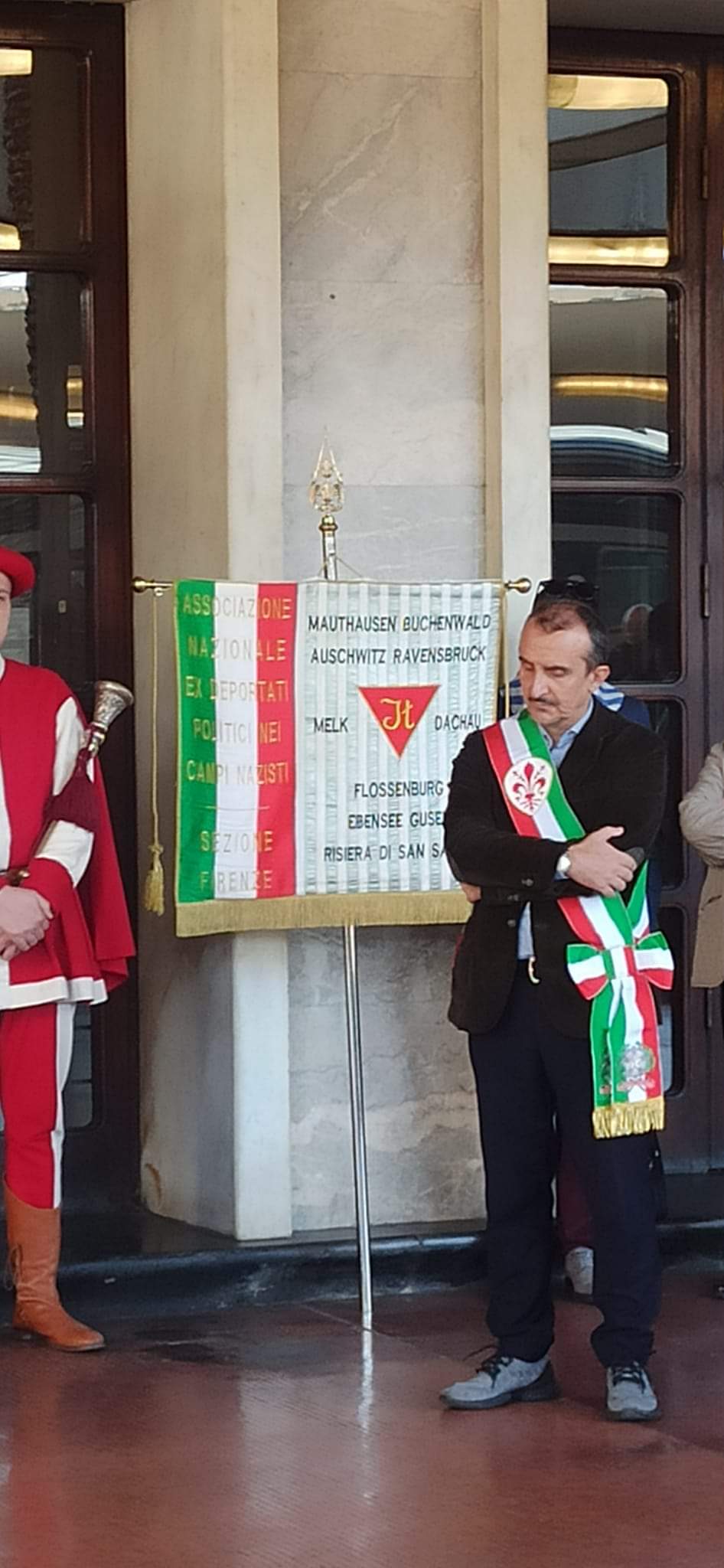 Commemorazione dei deportati ebrei dal binario 16 alla stazione di Santa Maria Novella Commemorazione dei deportati ebrei dal binario 16 alla stazione di Santa Maria Novella