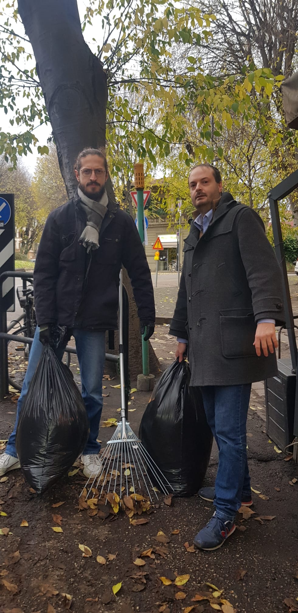 Fratelli d'Italia raccoglie le foglie in viale Giannotti