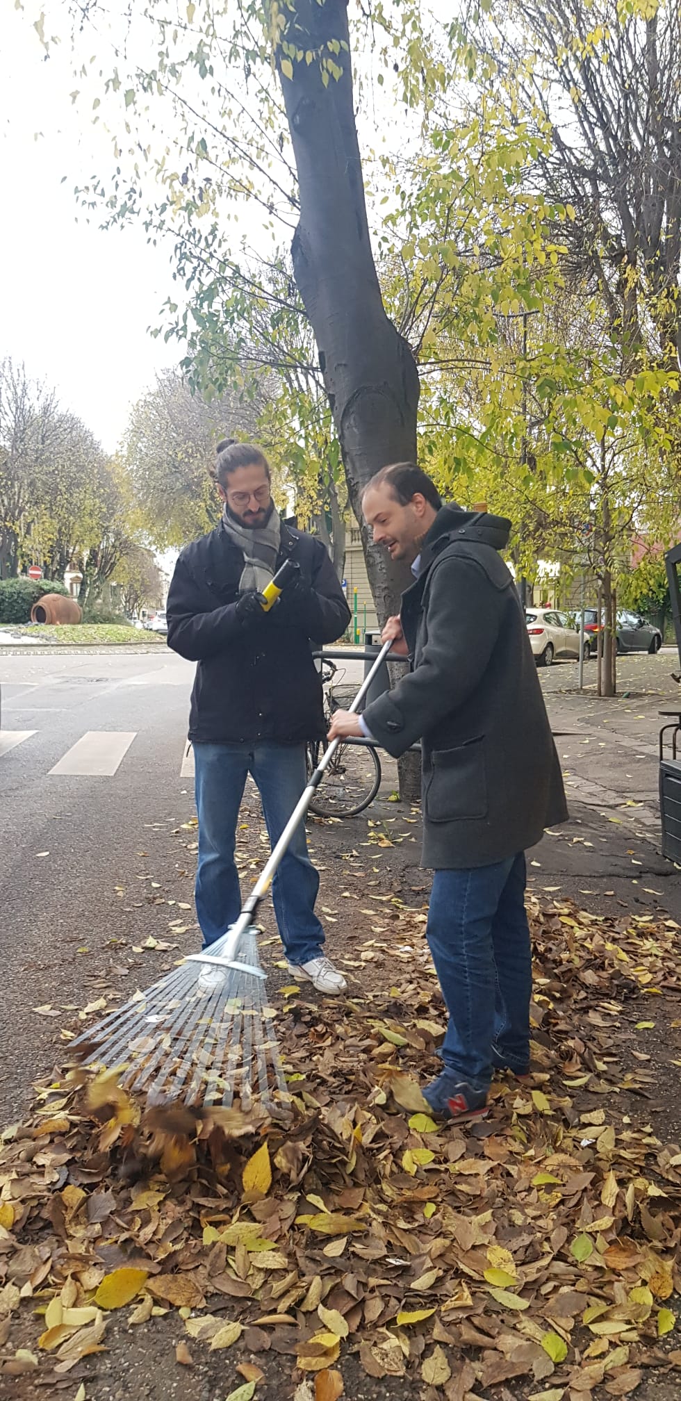 Fratelli d'Italia raccoglie le foglie in viale Giannotti