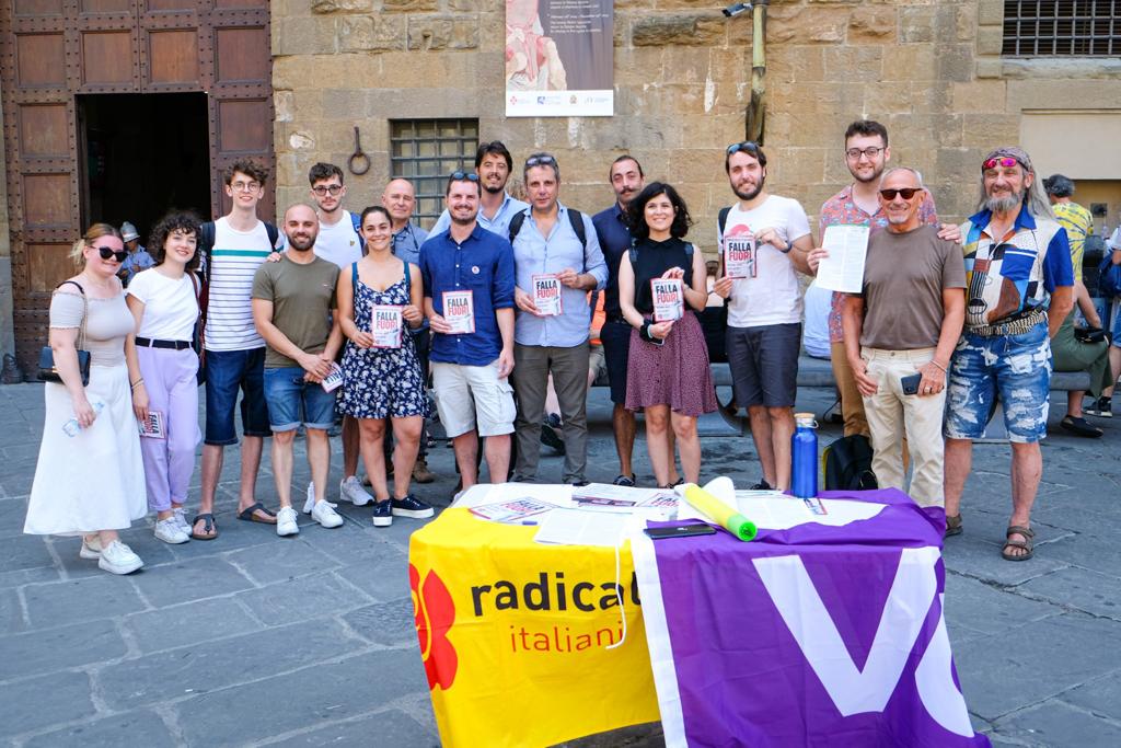 Raccolta firme Radicali e Volt