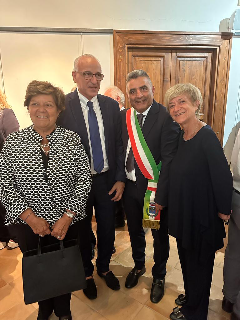 Armentano con le sorelle Cassano ed il sindaco di Grassano Filippo Luberto Armentano con le sorelle Cassano ed il sindaco di Grassano Filippo Luberto