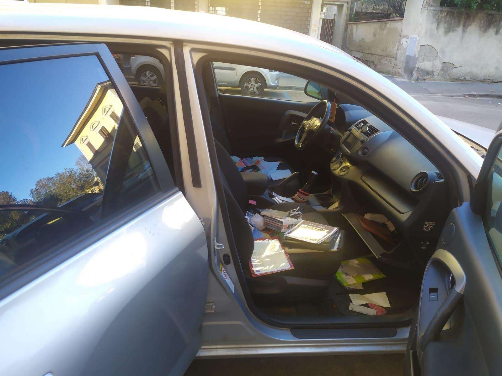 Immigrato sfoda vetri di un'auto e vi soggiorna Immigrato sfoda vetri di un'auto e vi soggiorna