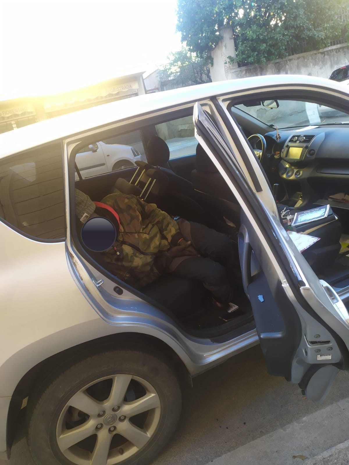 Immigrato sfoda vetri di un'auto e vi soggiorna Immigrato sfoda vetri di un'auto e vi soggiorna