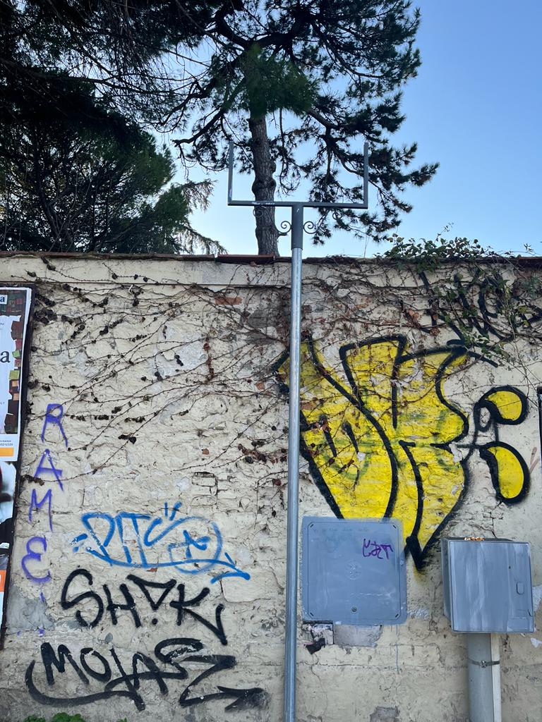 Targa Martiri delle Foibe trafugata Targa Martiri delle Foibe trafugata
