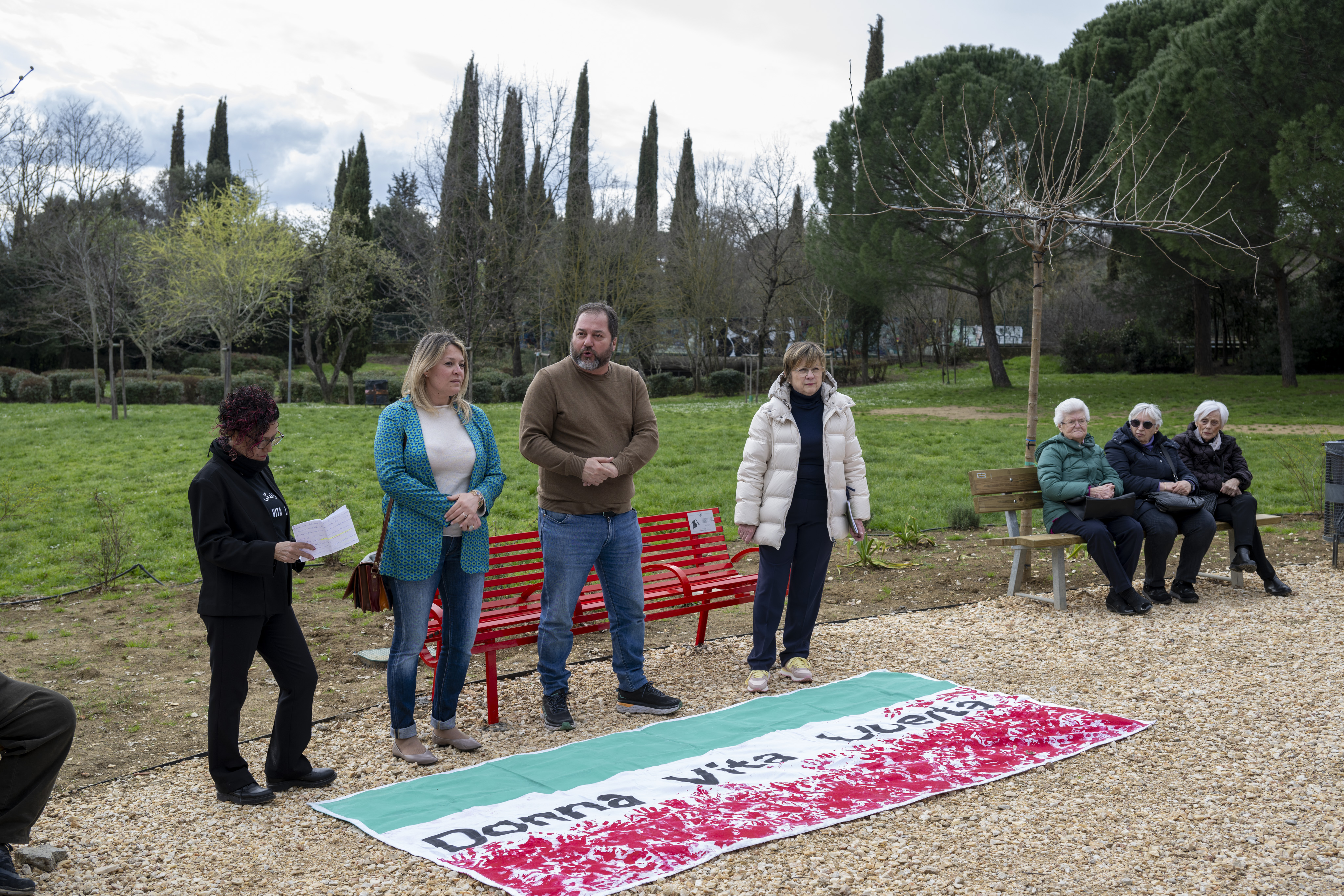 Panchina rossa all'area Pettini Burresi