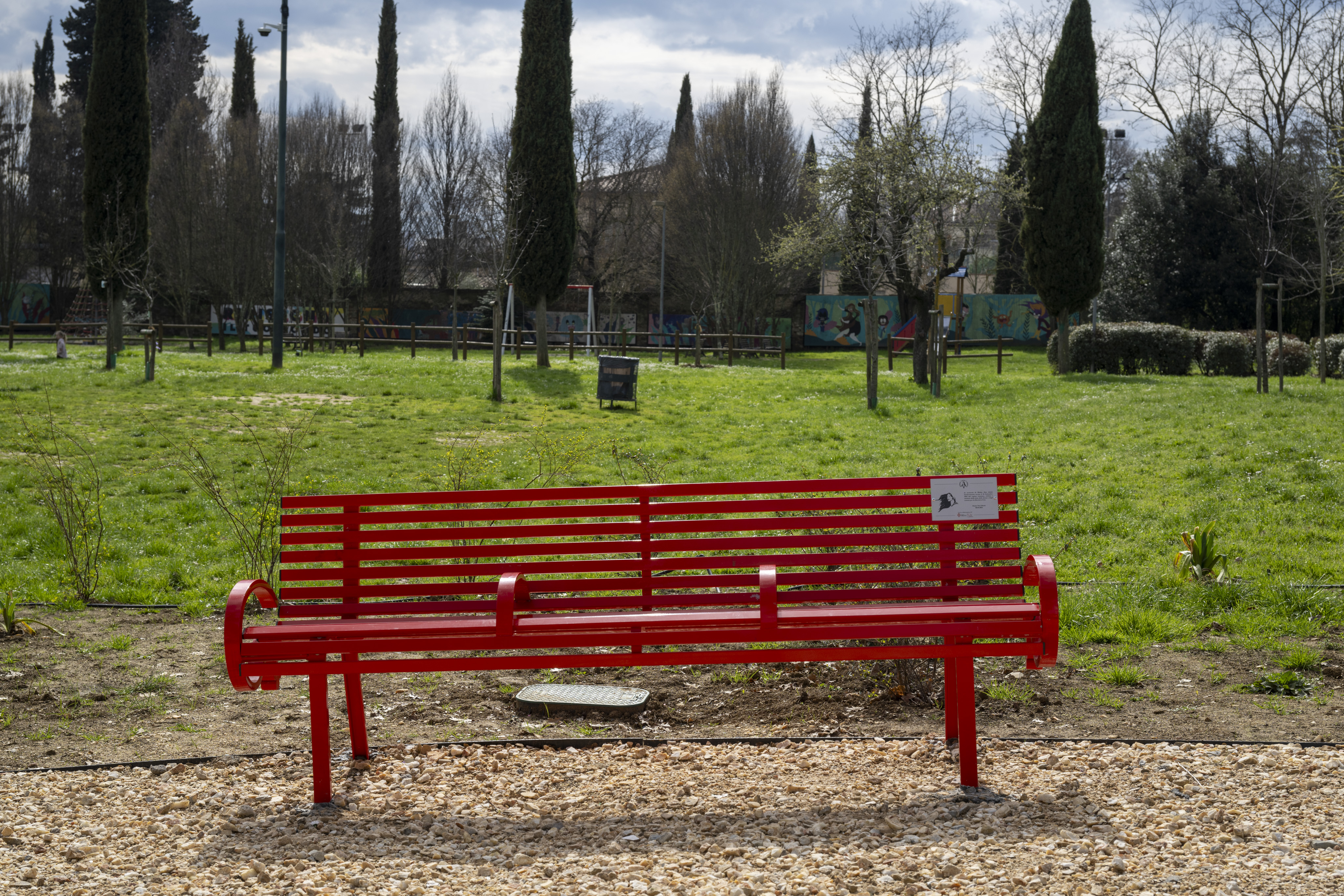 Panchina rossa all'area Pettini Burresi
