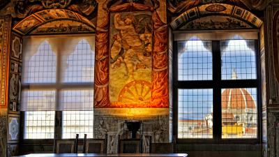 sala del museo palazzo vecchio con vista sul duomo